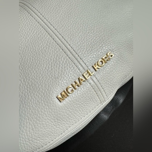 Authentic Michael khors a cross body bag - Picture 7 of 11